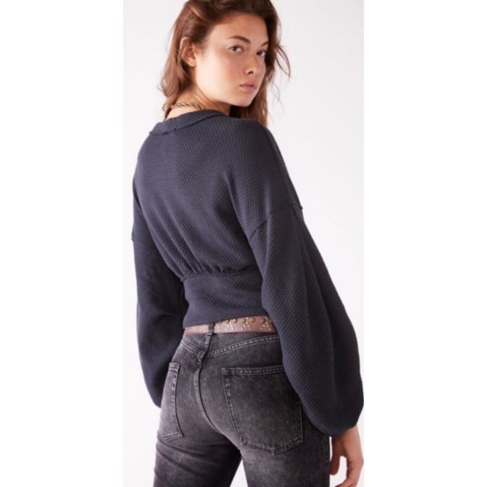 Free People Charcoal Fall For You V-Neck Long Sleeve Twist Front Cropped Tee M - Picture 11 of 15
